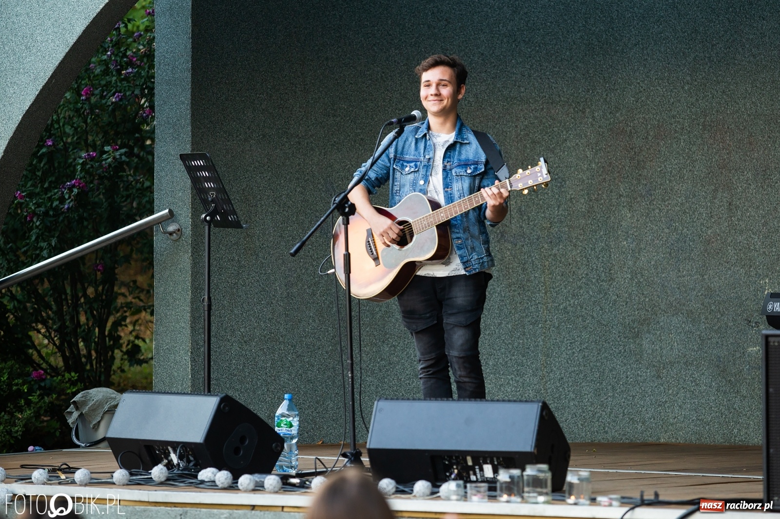Zdjęcie w galerii na portalu naszraciborz.pl: Debiutancki koncert Janka Górki w parku Roth wiadomości z regionu