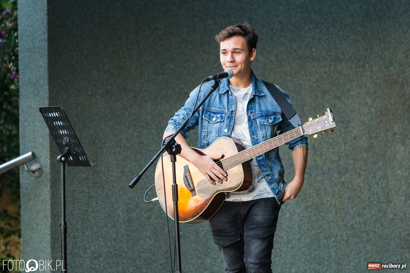 Zdjęcie w galerii na portalu naszraciborz.pl: Debiutancki koncert Janka Górki w parku Roth wiadomości z regionu