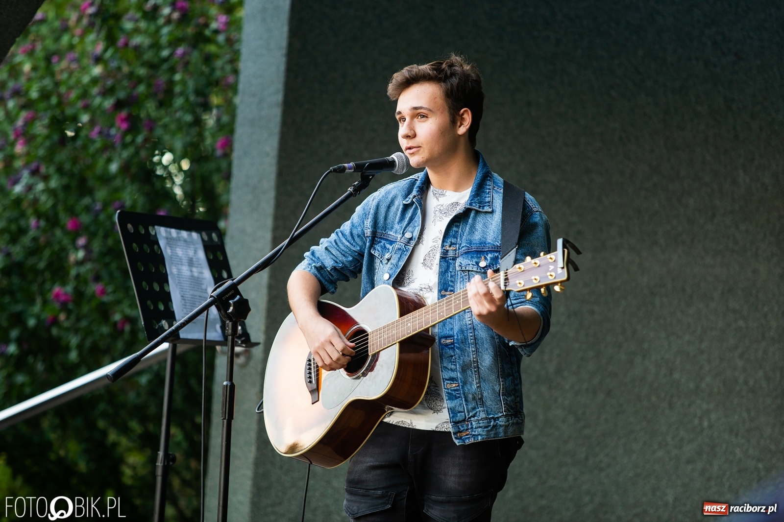 Zdjęcie w galerii na portalu naszraciborz.pl: Debiutancki koncert Janka Górki w parku Roth wiadomości z regionu