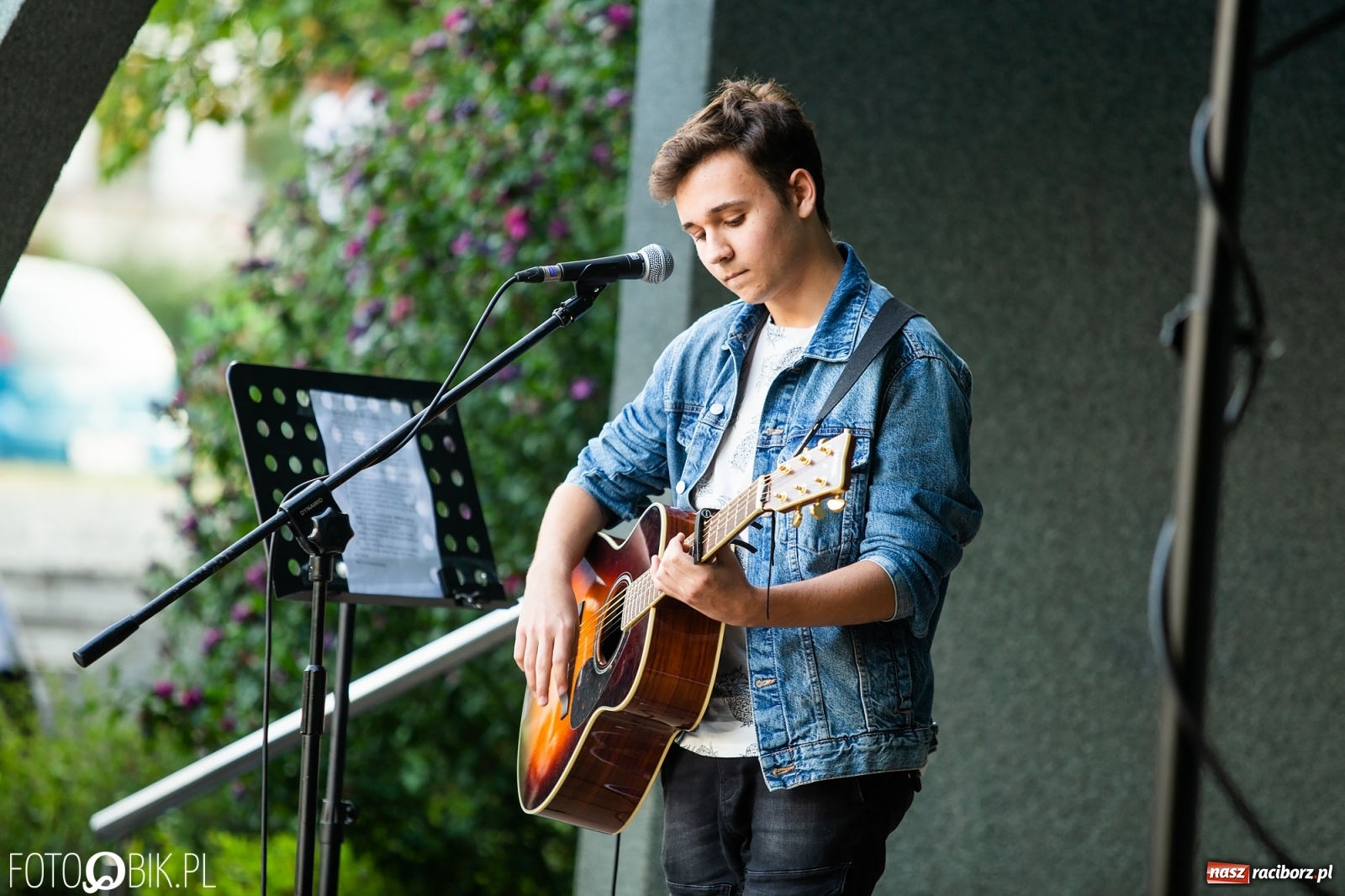 Zdjęcie w galerii na portalu naszraciborz.pl: Debiutancki koncert Janka Górki w parku Roth wiadomości z regionu