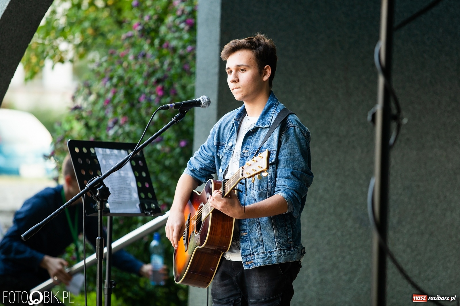 Zdjęcie w galerii na portalu naszraciborz.pl: Debiutancki koncert Janka Górki w parku Roth wiadomości z regionu