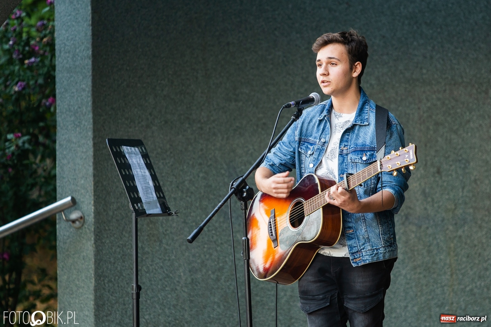 Zdjęcie w galerii na portalu naszraciborz.pl: Debiutancki koncert Janka Górki w parku Roth wiadomości z regionu