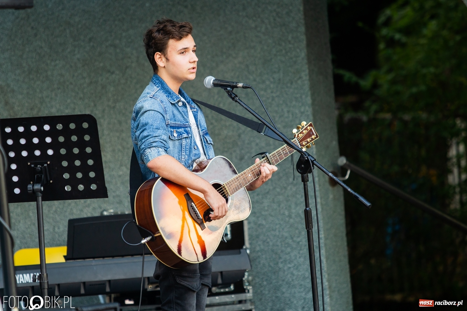 Zdjęcie w galerii na portalu naszraciborz.pl: Debiutancki koncert Janka Górki w parku Roth wiadomości z regionu