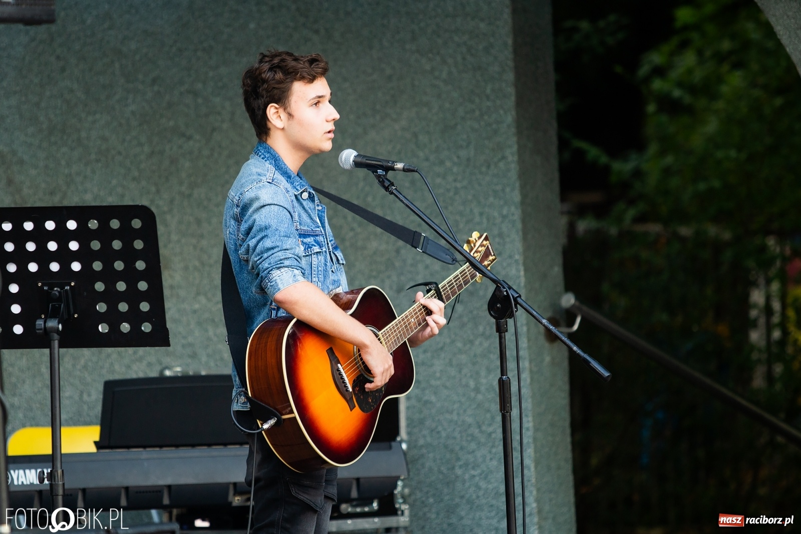 Zdjęcie w galerii na portalu naszraciborz.pl: Debiutancki koncert Janka Górki w parku Roth wiadomości z regionu
