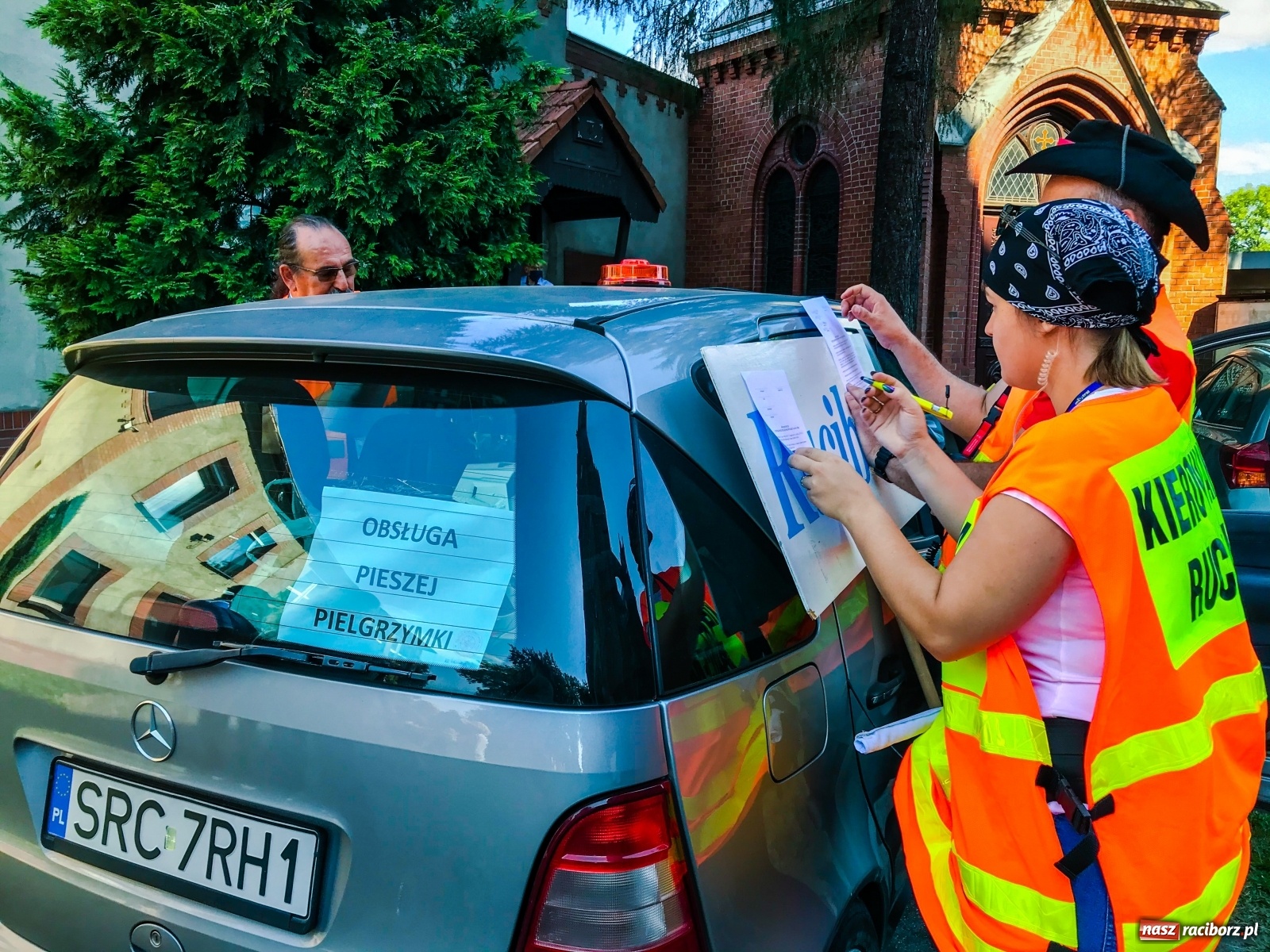 Zdjęcie w galerii na portalu naszraciborz.pl: Raciborska pielgrzymka na Jasną Górę w formie sztafety wiadomości z regionu