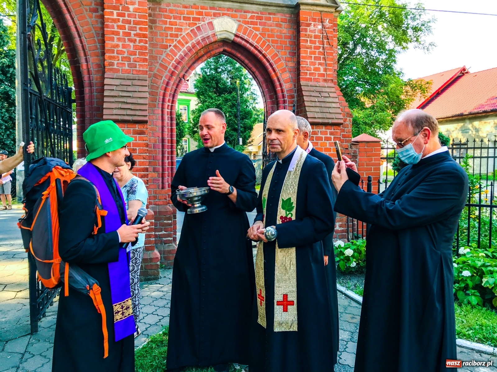Zdjęcie w galerii na portalu naszraciborz.pl: Raciborska pielgrzymka na Jasną Górę w formie sztafety wiadomości z regionu