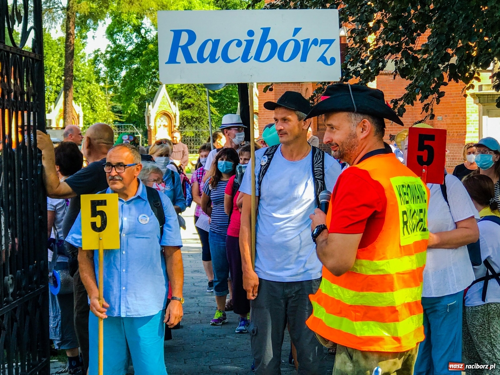 Zdjęcie w galerii na portalu naszraciborz.pl: Raciborska pielgrzymka na Jasną Górę w formie sztafety wiadomości z regionu
