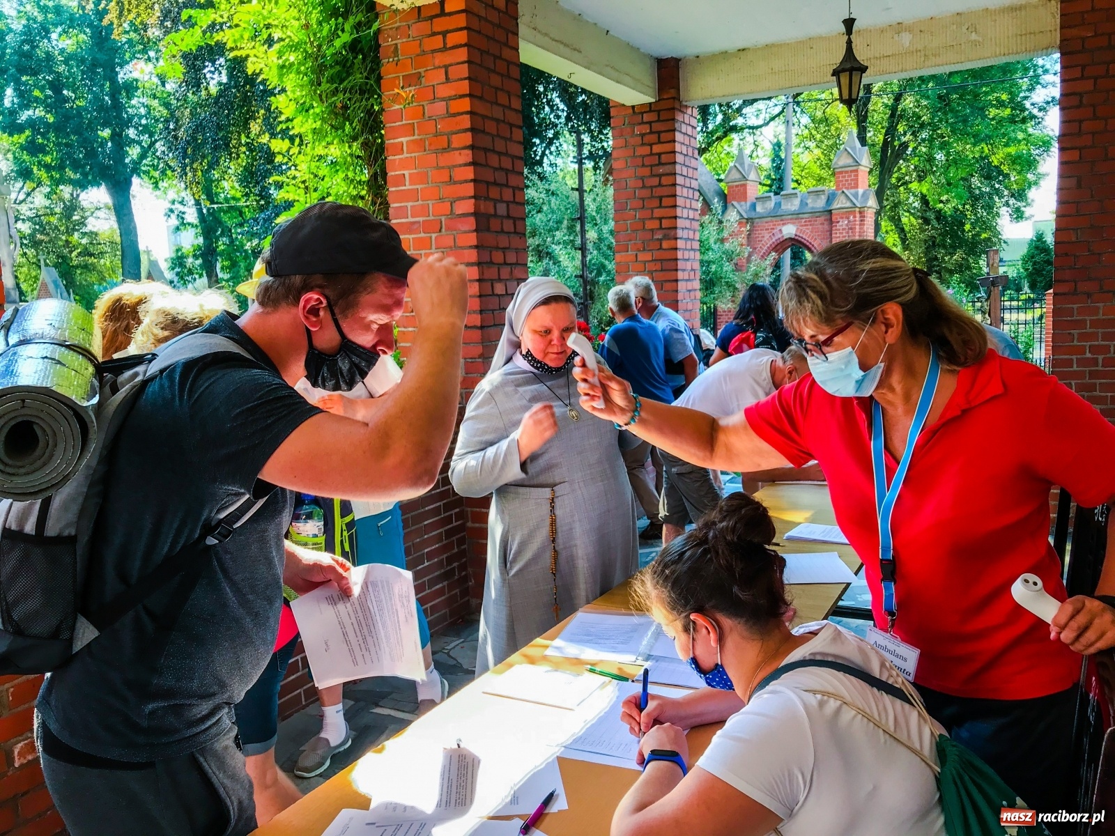 Zdjęcie w galerii na portalu naszraciborz.pl: Raciborska pielgrzymka na Jasną Górę w formie sztafety wiadomości z regionu