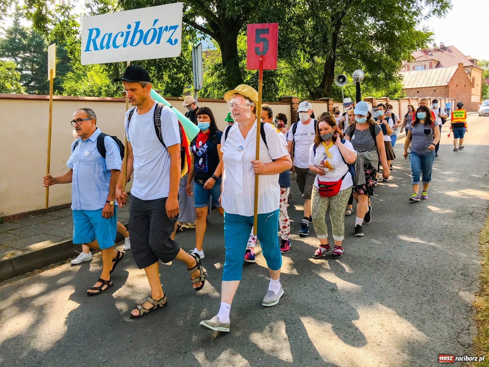 Zdjęcie w galerii na portalu naszraciborz.pl: Raciborska pielgrzymka na Jasną Górę w formie sztafety wiadomości z regionu