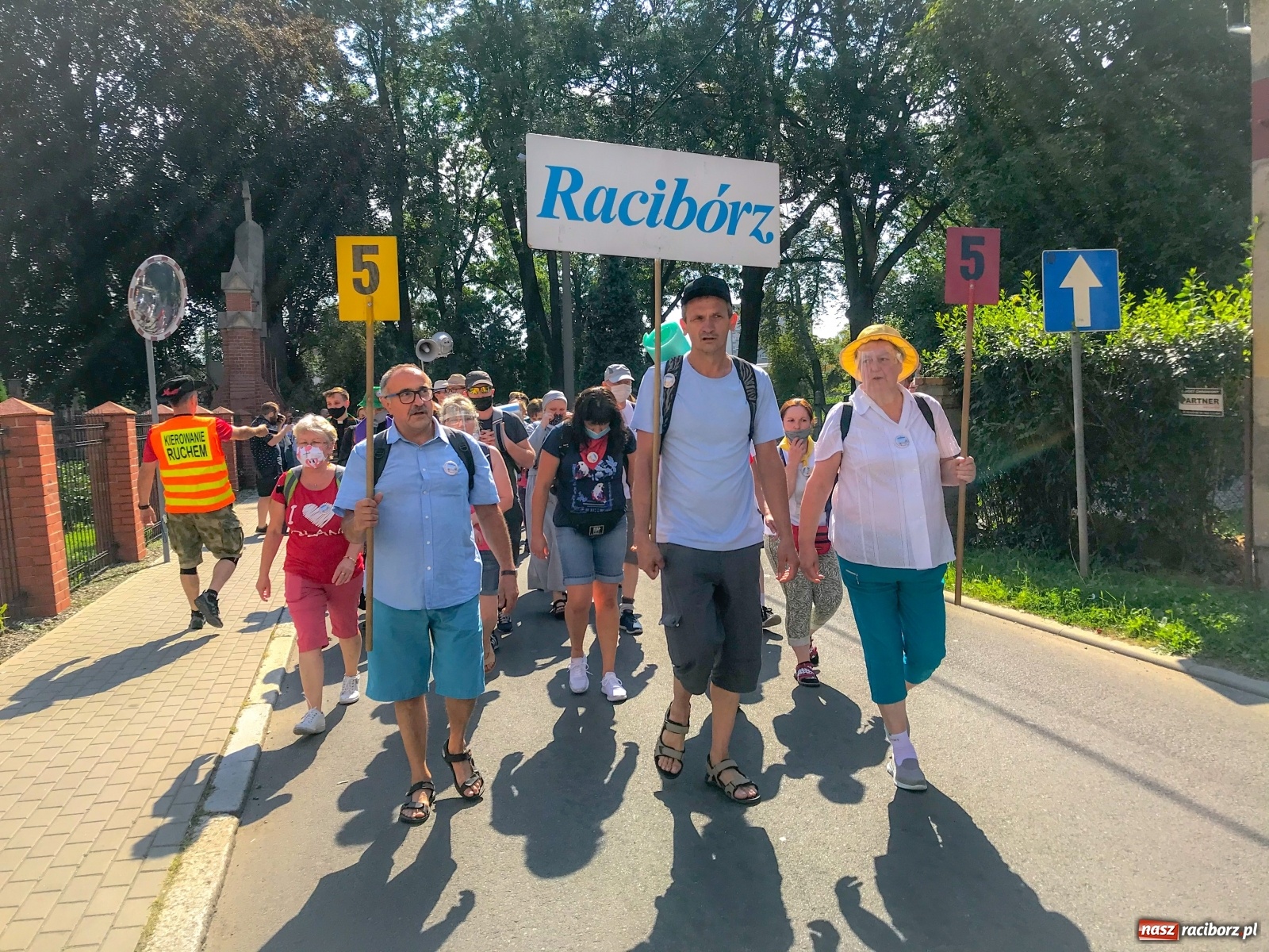 Zdjęcie w galerii na portalu naszraciborz.pl: Raciborska pielgrzymka na Jasną Górę w formie sztafety wiadomości z regionu