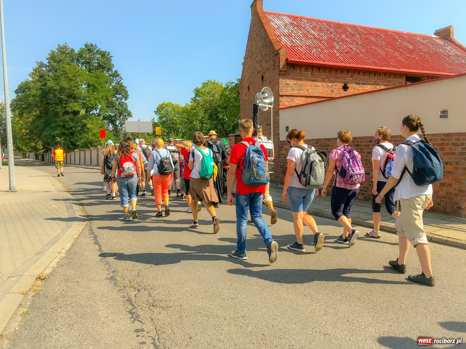 Zdjęcie w galerii na portalu naszraciborz.pl: Raciborska pielgrzymka na Jasną Górę w formie sztafety wiadomości z regionu