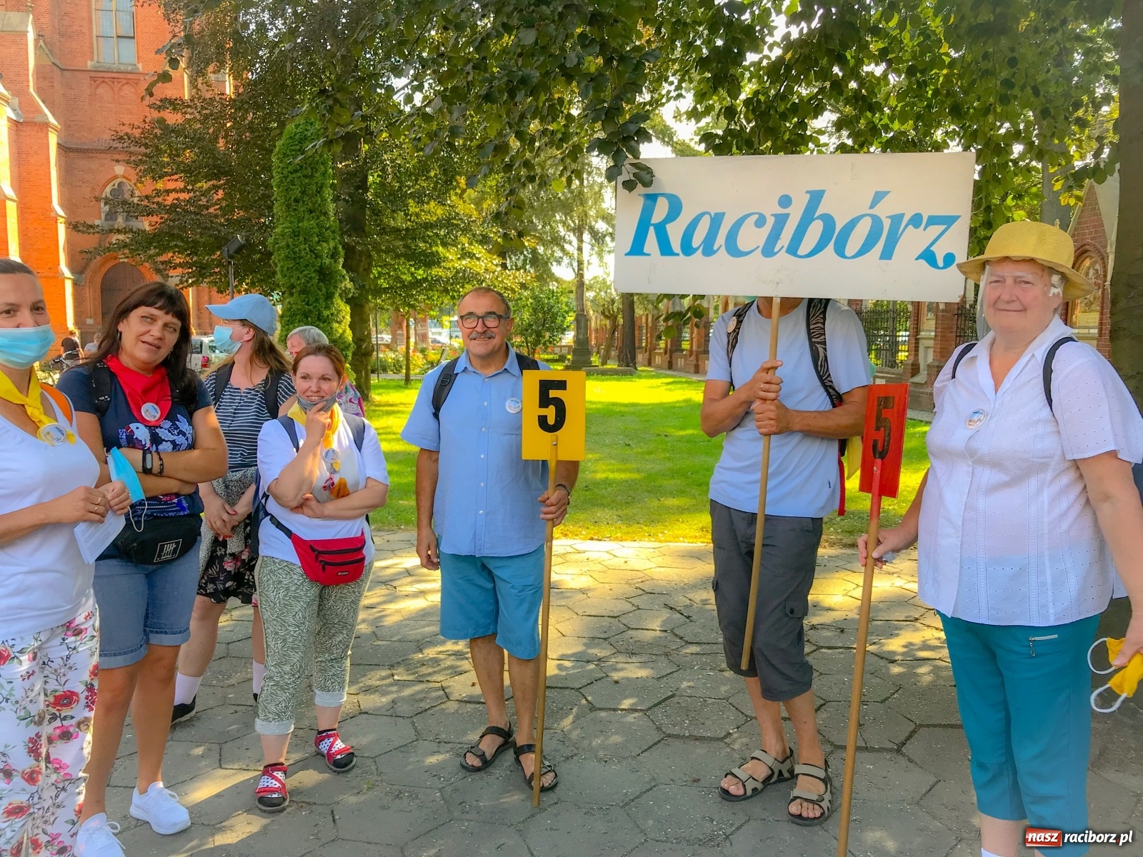 Zdjęcie w galerii na portalu naszraciborz.pl: Raciborska pielgrzymka na Jasną Górę w formie sztafety wiadomości z regionu