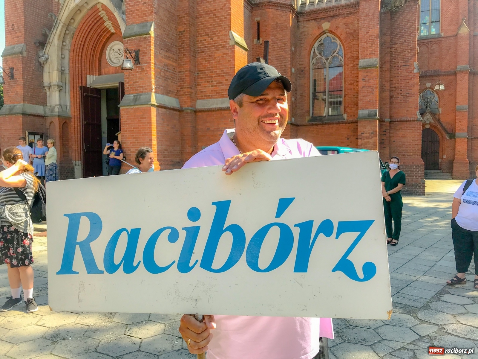 Zdjęcie w galerii na portalu naszraciborz.pl: Raciborska pielgrzymka na Jasną Górę w formie sztafety wiadomości z regionu