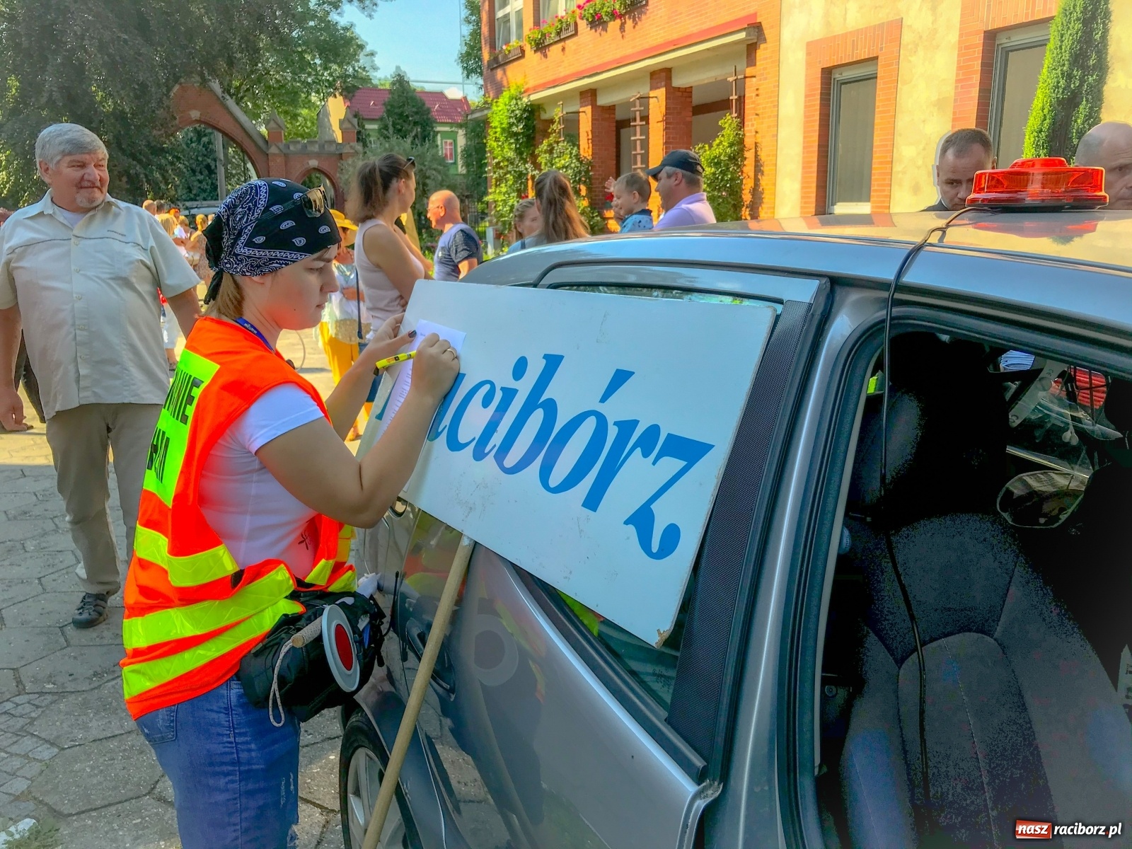 Zdjęcie w galerii na portalu naszraciborz.pl: Raciborska pielgrzymka na Jasną Górę w formie sztafety wiadomości z regionu