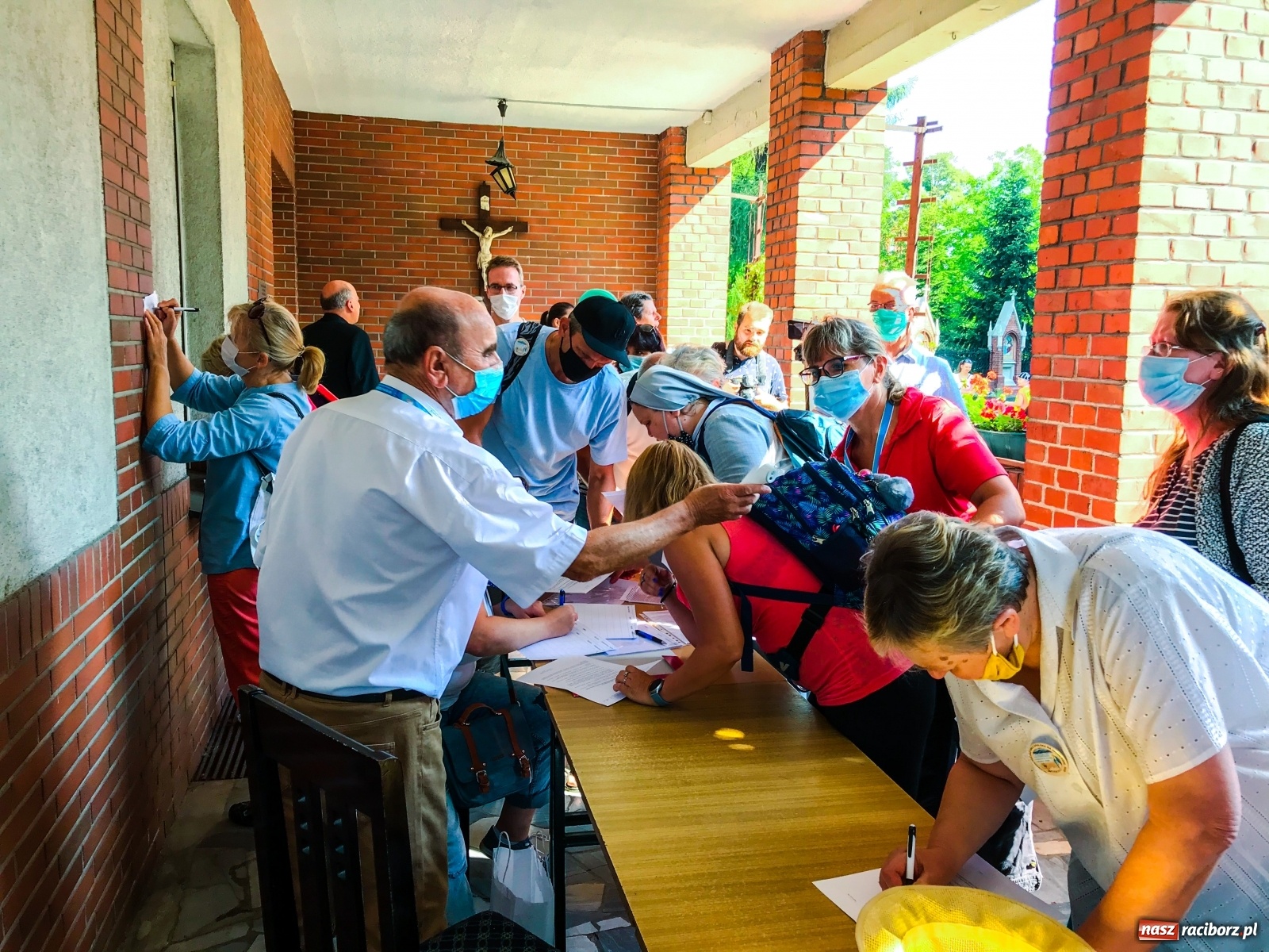 Zdjęcie w galerii na portalu naszraciborz.pl: Raciborska pielgrzymka na Jasną Górę w formie sztafety wiadomości z regionu