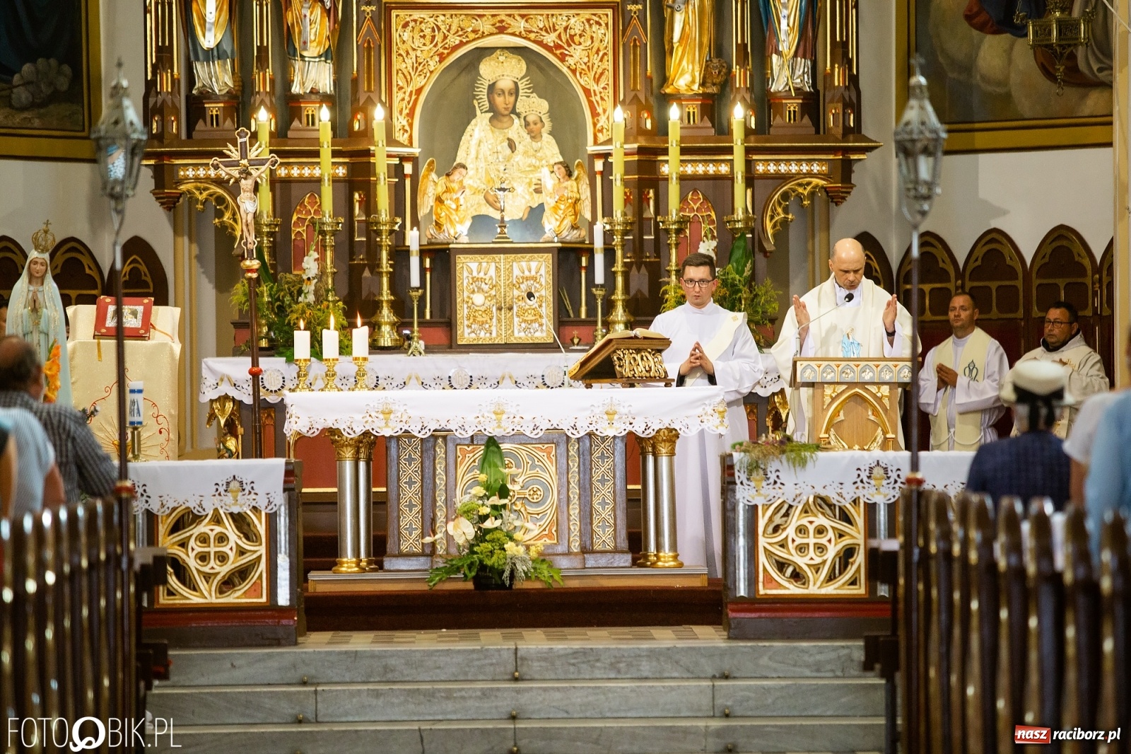 Zdjęcie w galerii na portalu naszraciborz.pl: Raciborska pielgrzymka na Jasną Górę w formie sztafety wiadomości z regionu