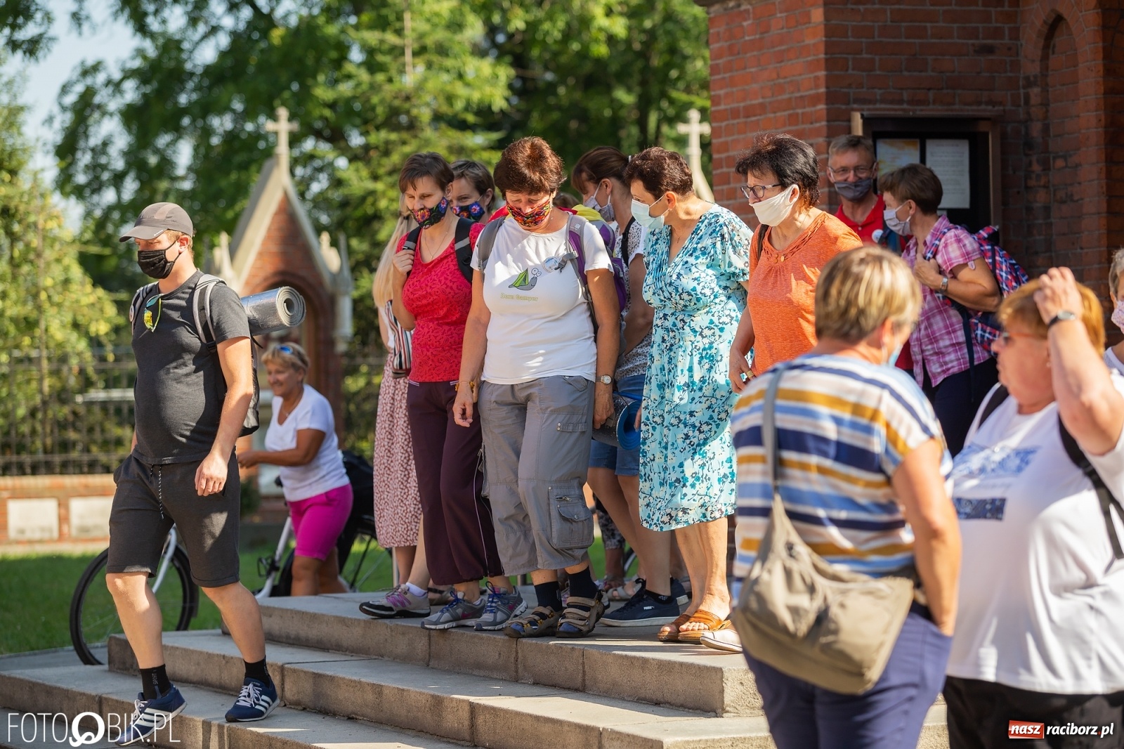 Zdjęcie w galerii na portalu naszraciborz.pl: Raciborska pielgrzymka na Jasną Górę w formie sztafety wiadomości z regionu