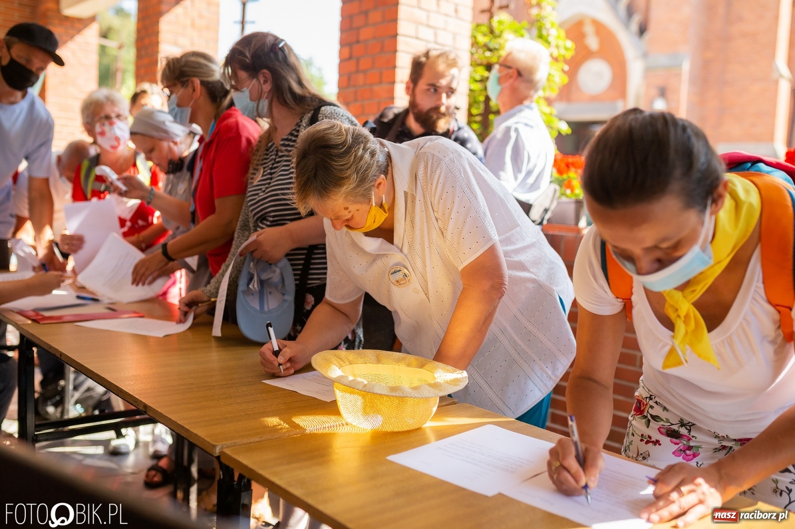 Zdjęcie w galerii na portalu naszraciborz.pl: Raciborska pielgrzymka na Jasną Górę w formie sztafety wiadomości z regionu