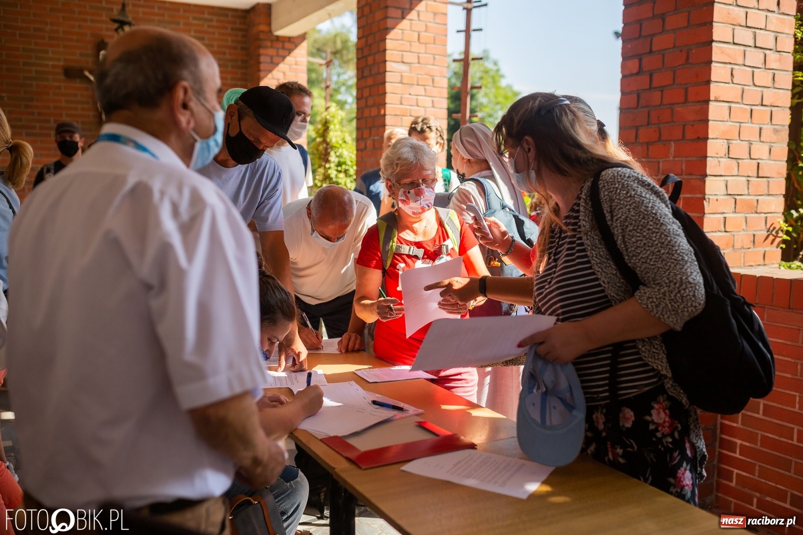 Zdjęcie w galerii na portalu naszraciborz.pl: Raciborska pielgrzymka na Jasną Górę w formie sztafety wiadomości z regionu
