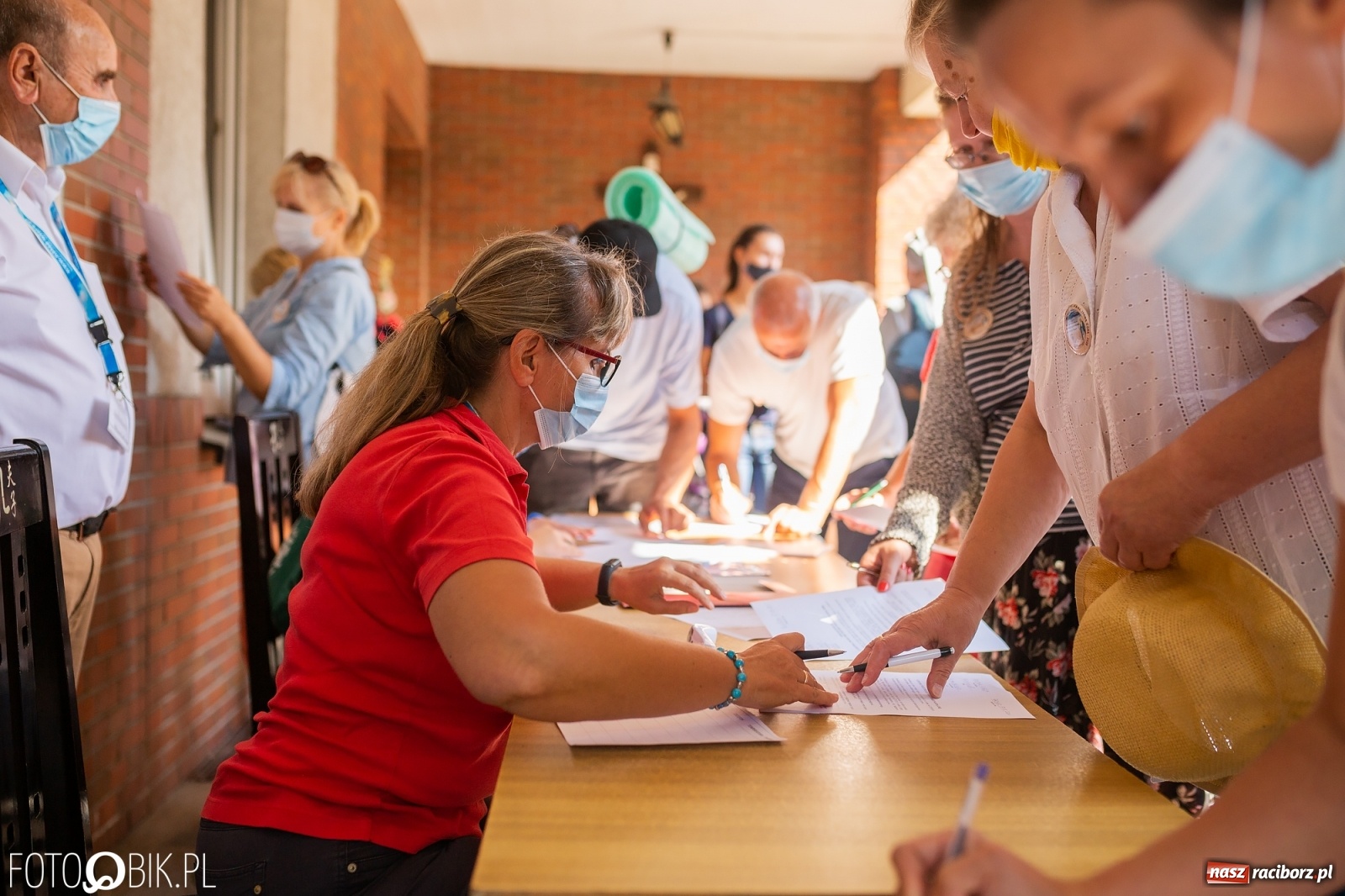 Zdjęcie w galerii na portalu naszraciborz.pl: Raciborska pielgrzymka na Jasną Górę w formie sztafety wiadomości z regionu