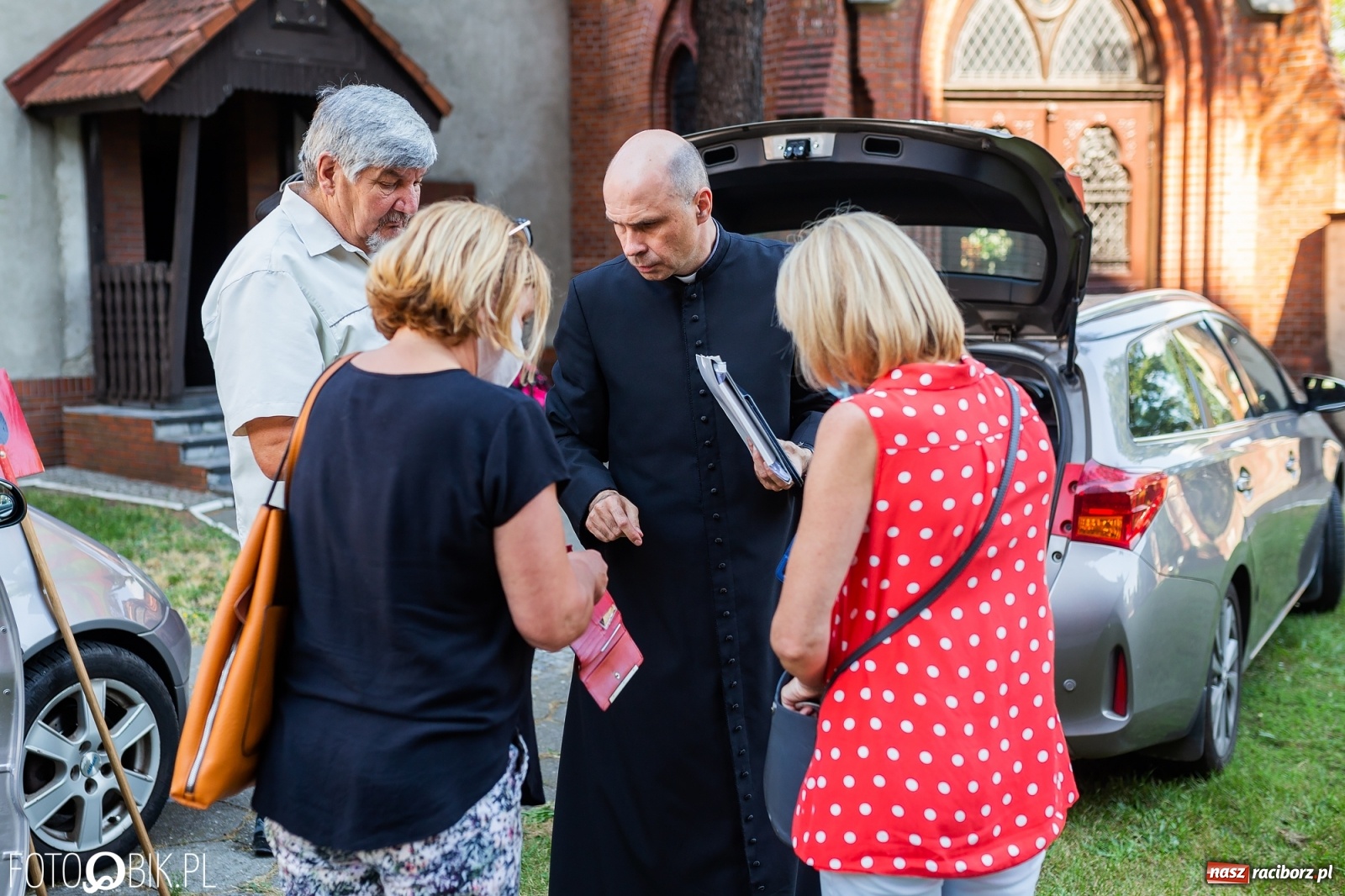 Zdjęcie w galerii na portalu naszraciborz.pl: Raciborska pielgrzymka na Jasną Górę w formie sztafety wiadomości z regionu