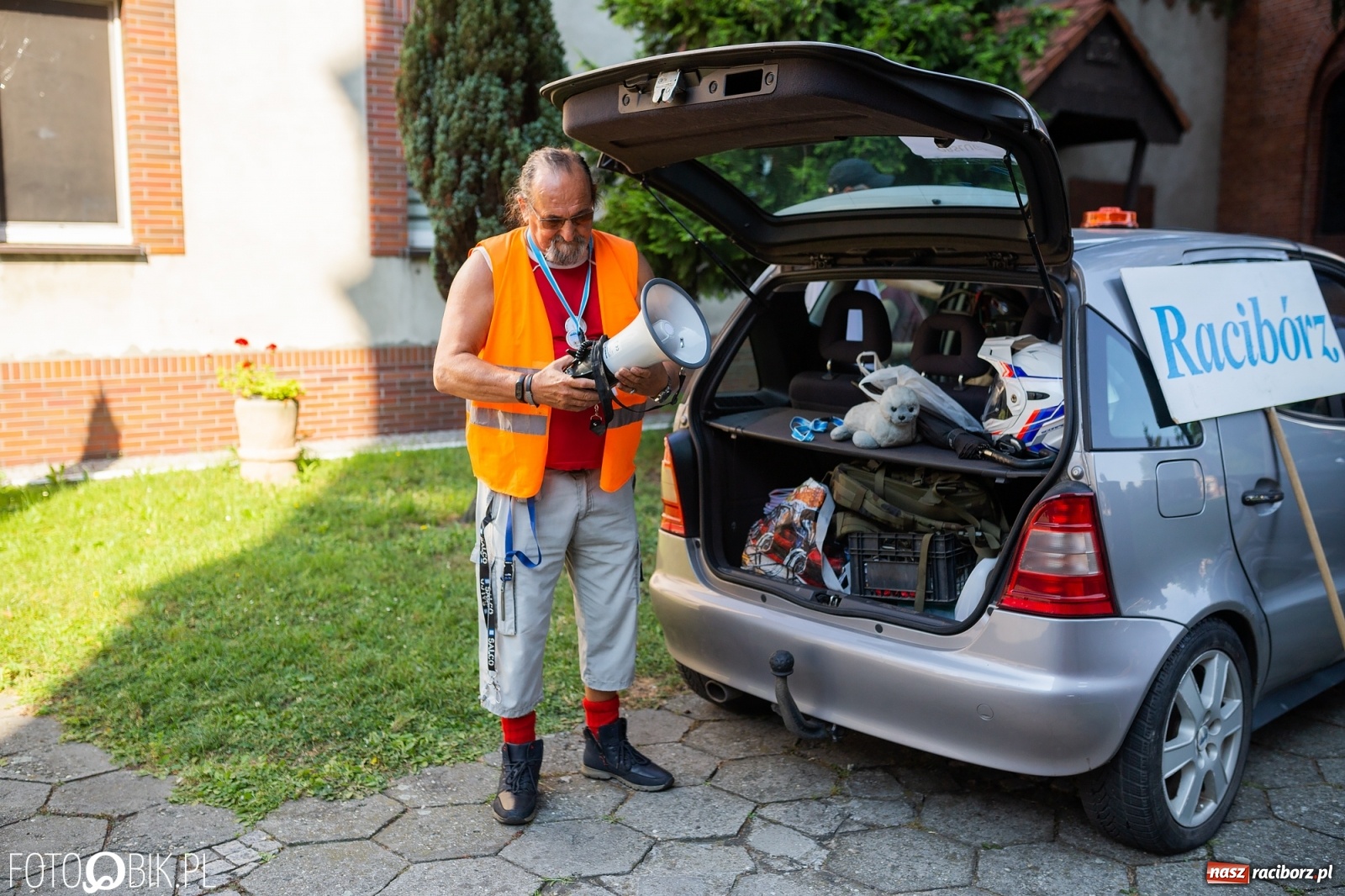 Zdjęcie w galerii na portalu naszraciborz.pl: Raciborska pielgrzymka na Jasną Górę w formie sztafety wiadomości z regionu