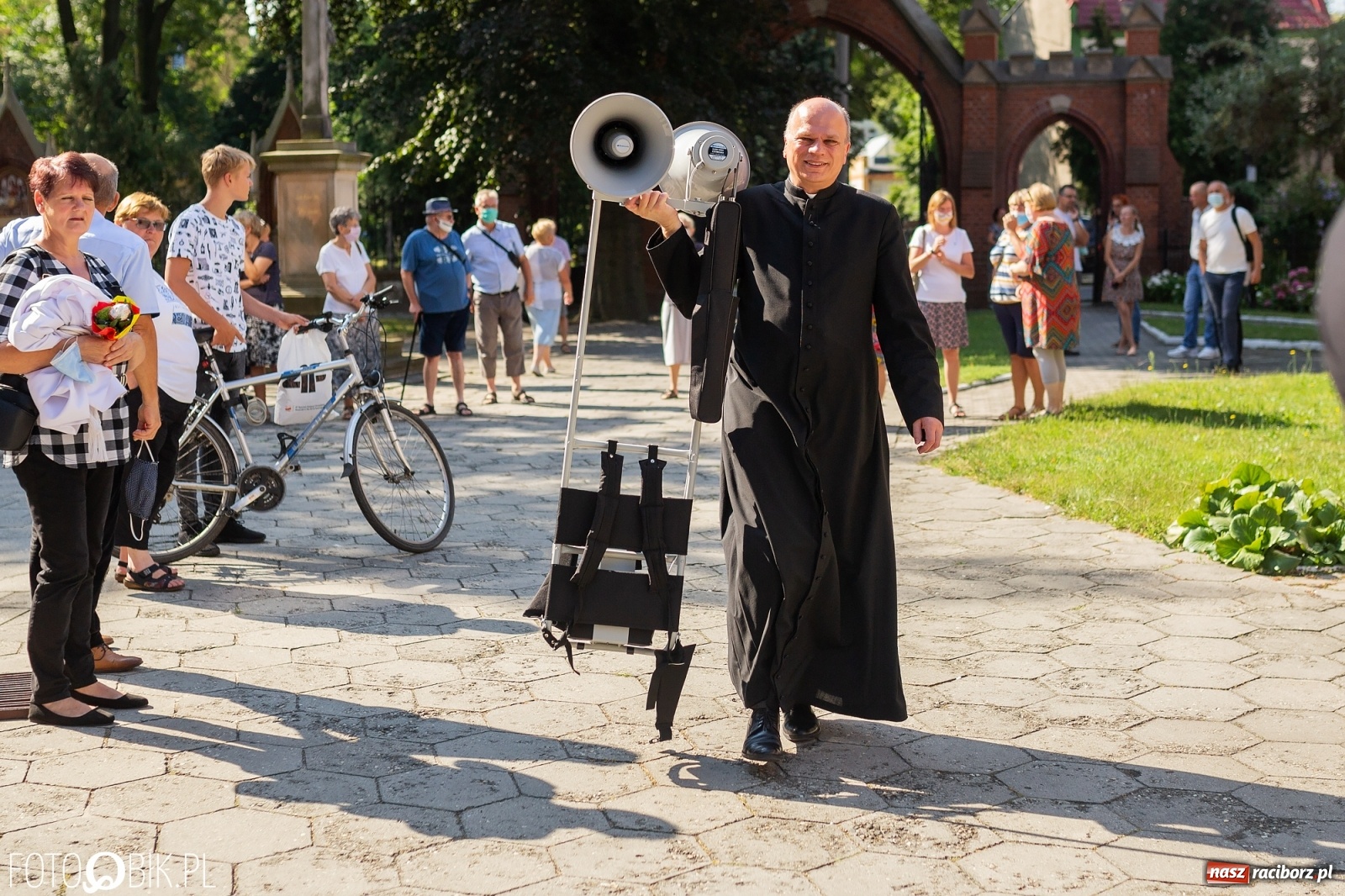 Zdjęcie w galerii na portalu naszraciborz.pl: Raciborska pielgrzymka na Jasną Górę w formie sztafety wiadomości z regionu