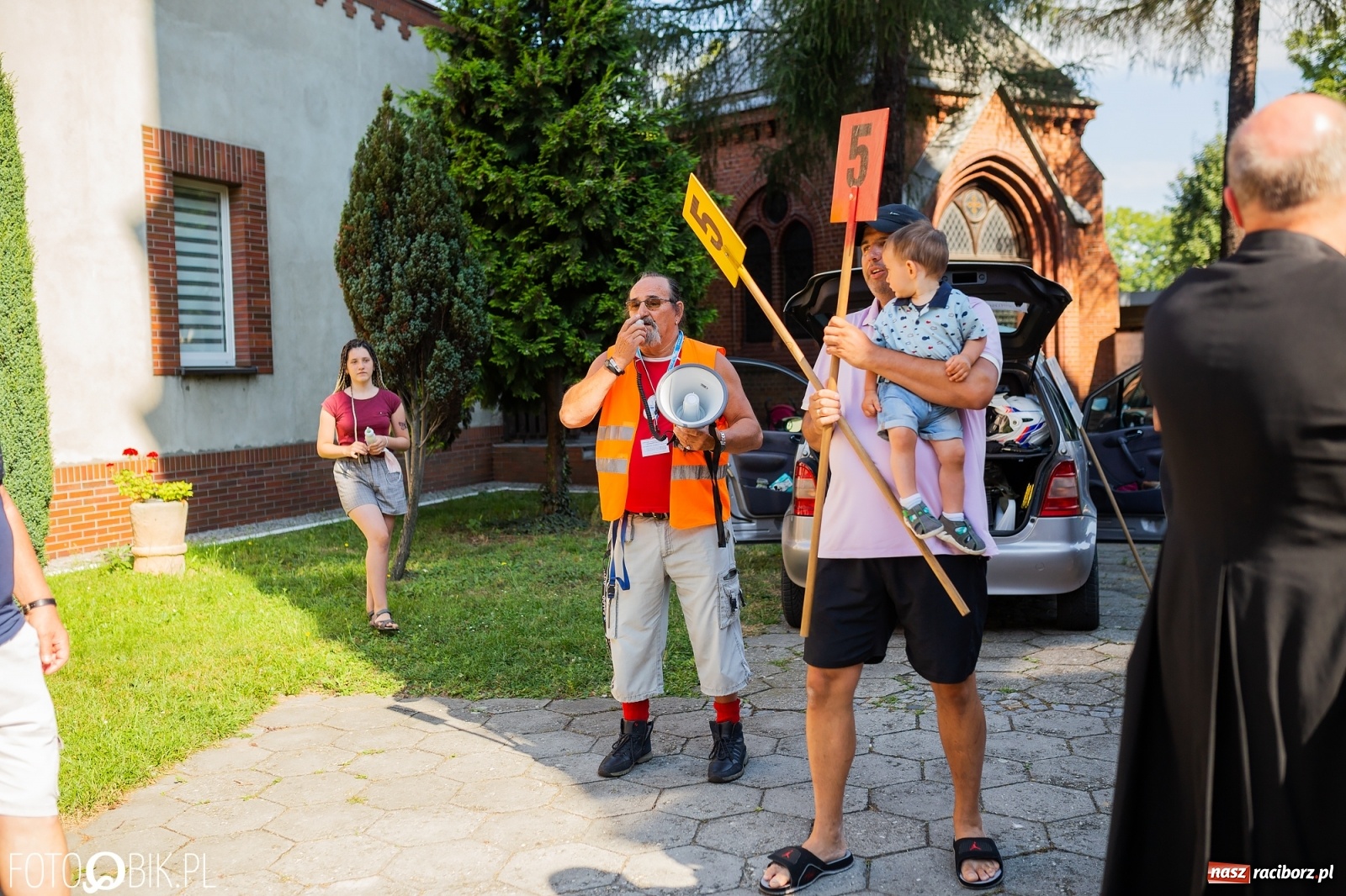Zdjęcie w galerii na portalu naszraciborz.pl: Raciborska pielgrzymka na Jasną Górę w formie sztafety wiadomości z regionu
