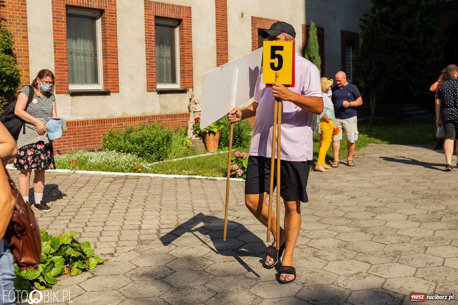 Zdjęcie w galerii na portalu naszraciborz.pl: Raciborska pielgrzymka na Jasną Górę w formie sztafety wiadomości z regionu