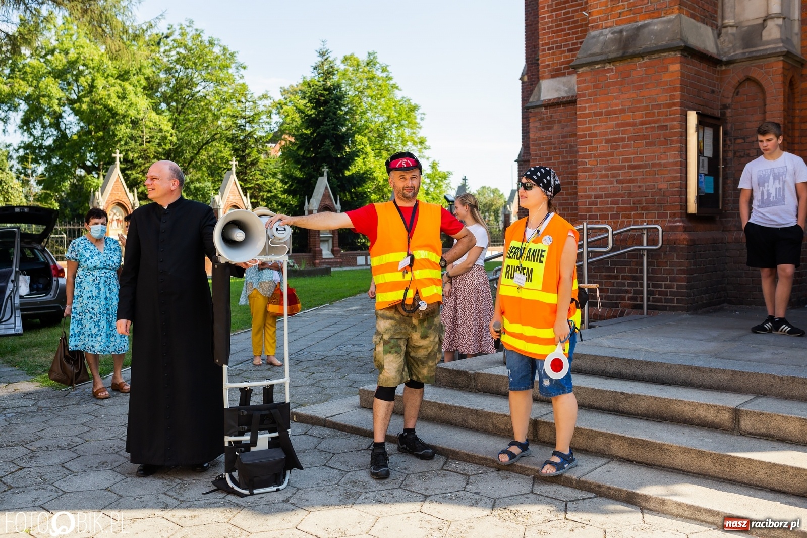 Zdjęcie w galerii na portalu naszraciborz.pl: Raciborska pielgrzymka na Jasną Górę w formie sztafety wiadomości z regionu