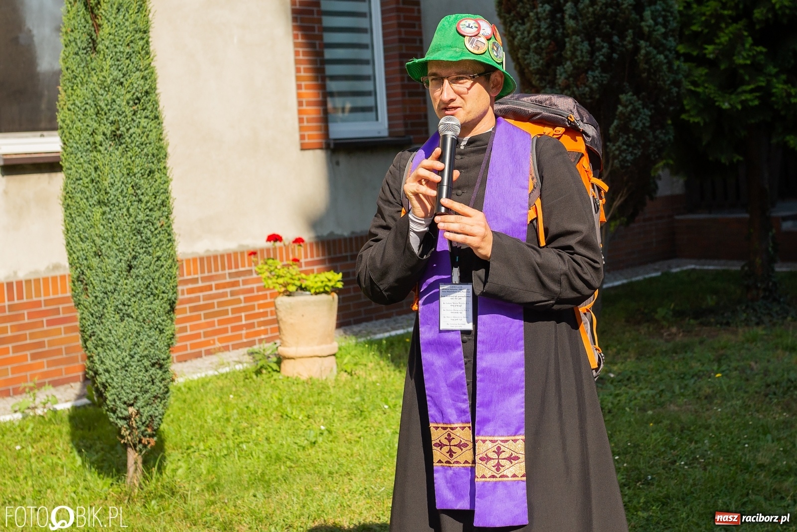 Zdjęcie w galerii na portalu naszraciborz.pl: Raciborska pielgrzymka na Jasną Górę w formie sztafety wiadomości z regionu