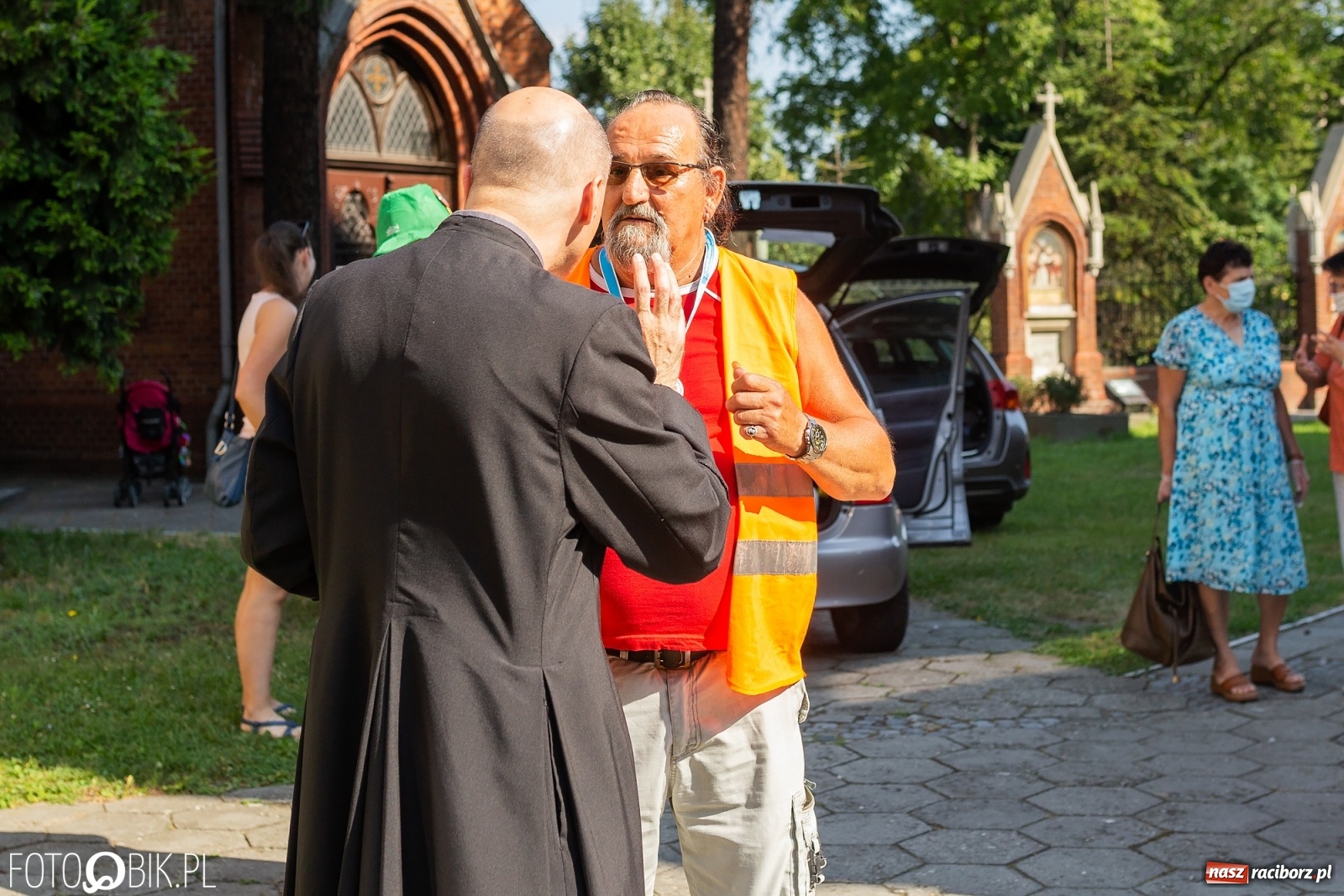 Zdjęcie w galerii na portalu naszraciborz.pl: Raciborska pielgrzymka na Jasną Górę w formie sztafety wiadomości z regionu