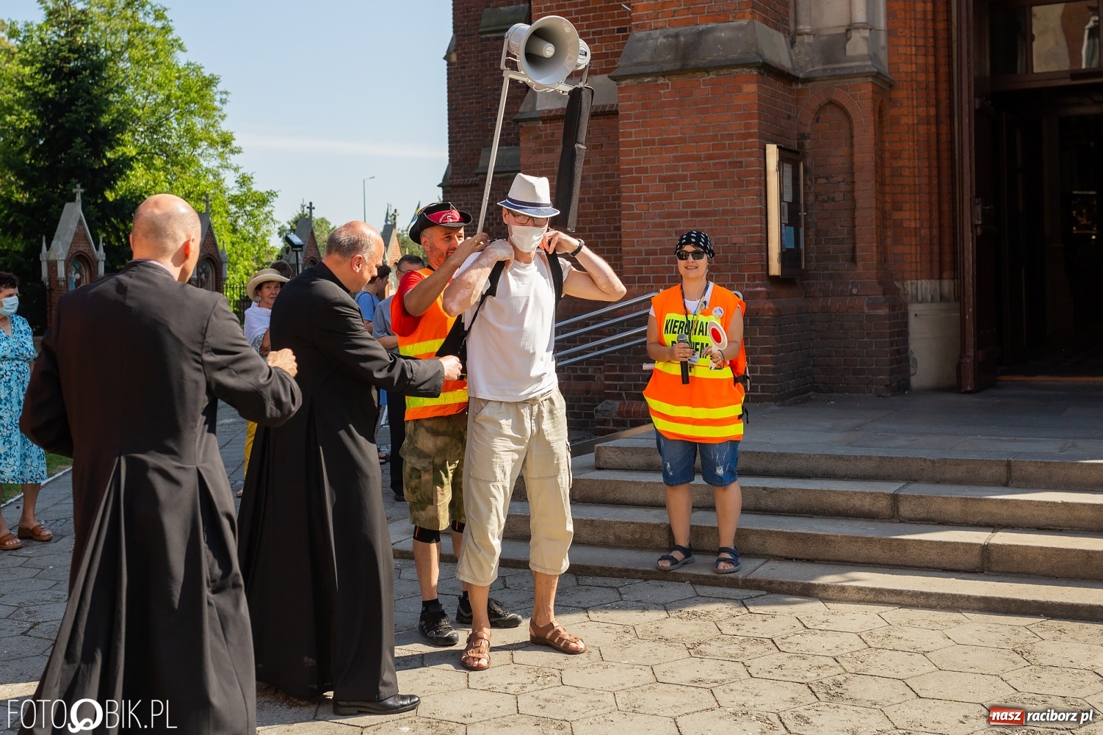Zdjęcie w galerii na portalu naszraciborz.pl: Raciborska pielgrzymka na Jasną Górę w formie sztafety wiadomości z regionu