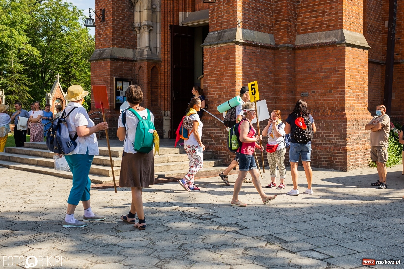 Zdjęcie w galerii na portalu naszraciborz.pl: Raciborska pielgrzymka na Jasną Górę w formie sztafety wiadomości z regionu