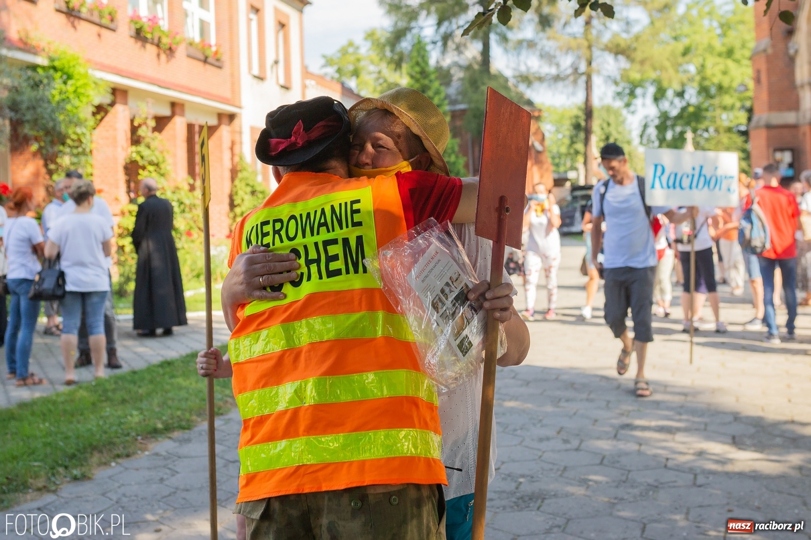 Zdjęcie w galerii na portalu naszraciborz.pl: Raciborska pielgrzymka na Jasną Górę w formie sztafety wiadomości z regionu