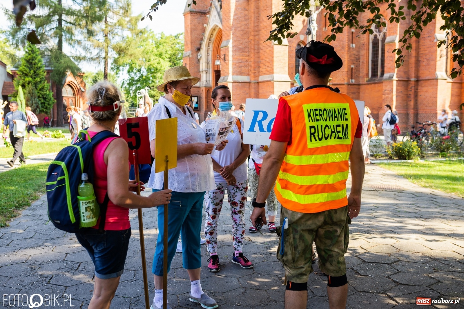 Zdjęcie w galerii na portalu naszraciborz.pl: Raciborska pielgrzymka na Jasną Górę w formie sztafety wiadomości z regionu