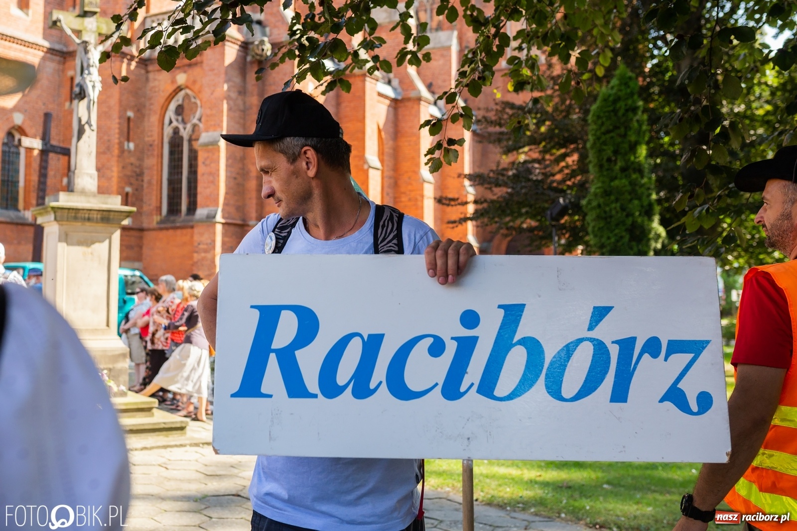 Zdjęcie w galerii na portalu naszraciborz.pl: Raciborska pielgrzymka na Jasną Górę w formie sztafety wiadomości z regionu