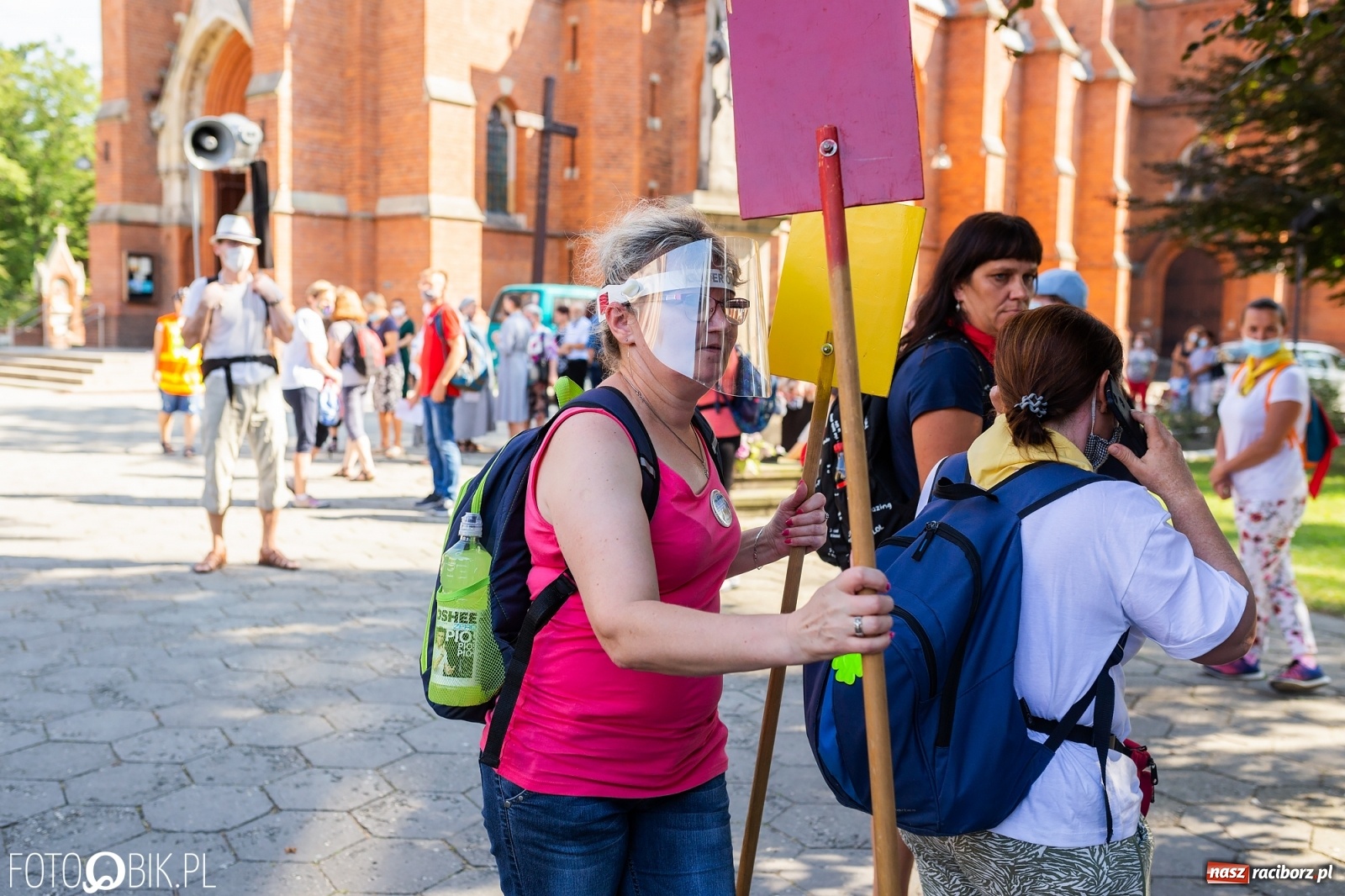 Zdjęcie w galerii na portalu naszraciborz.pl: Raciborska pielgrzymka na Jasną Górę w formie sztafety wiadomości z regionu