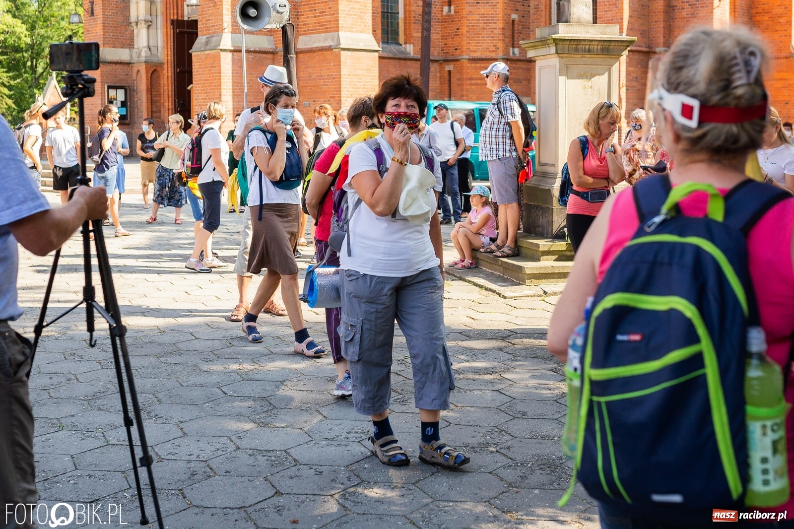 Zdjęcie w galerii na portalu naszraciborz.pl: Raciborska pielgrzymka na Jasną Górę w formie sztafety wiadomości z regionu