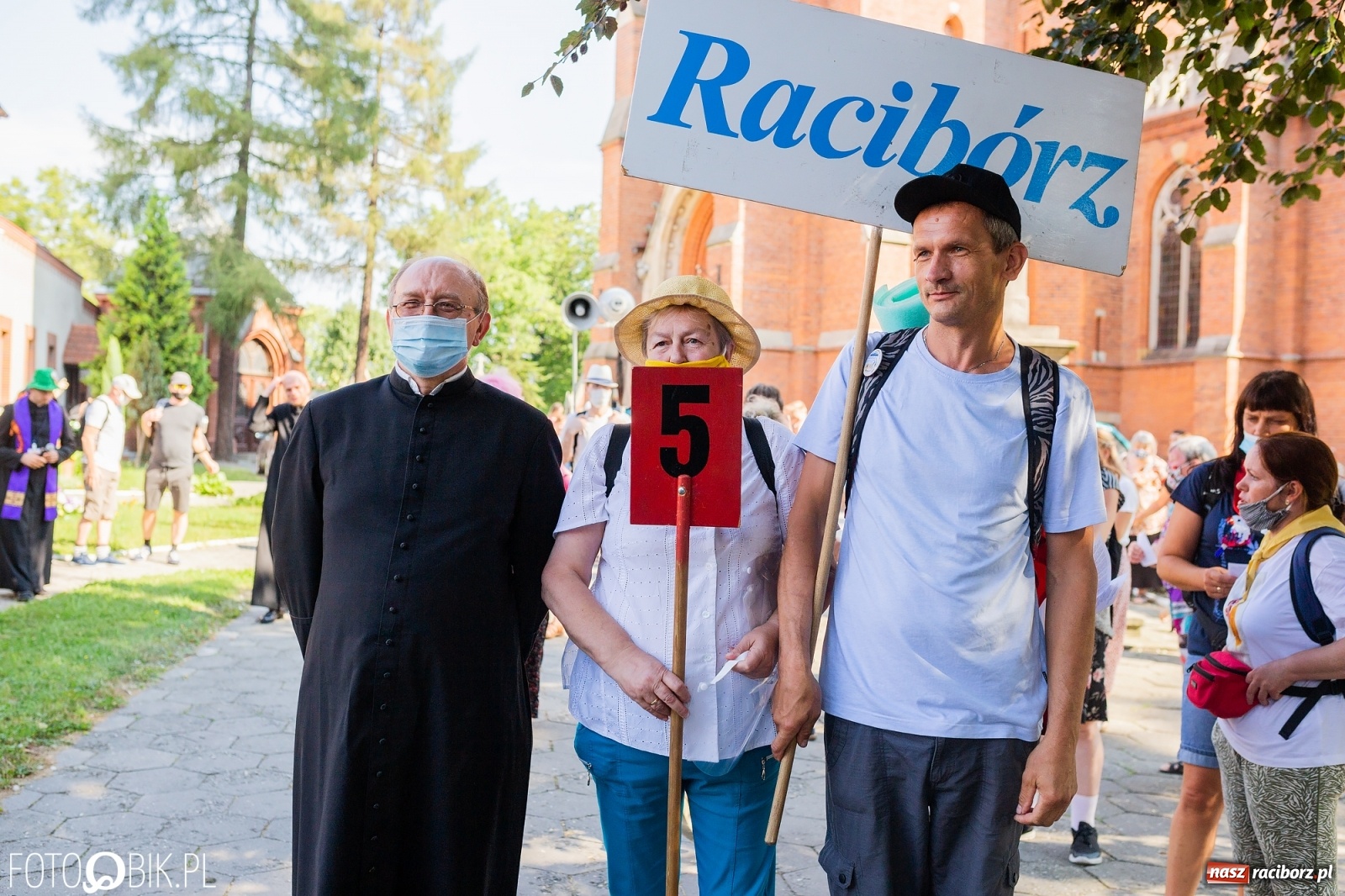 Zdjęcie w galerii na portalu naszraciborz.pl: Raciborska pielgrzymka na Jasną Górę w formie sztafety wiadomości z regionu