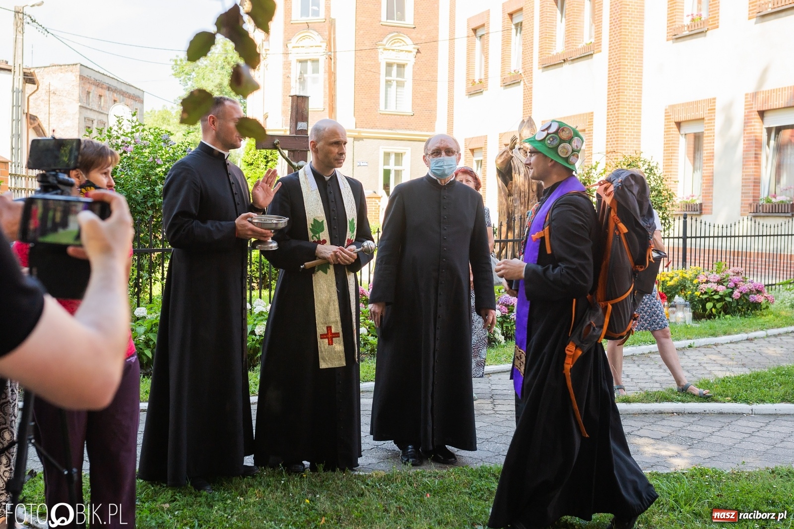 Zdjęcie w galerii na portalu naszraciborz.pl: Raciborska pielgrzymka na Jasną Górę w formie sztafety wiadomości z regionu