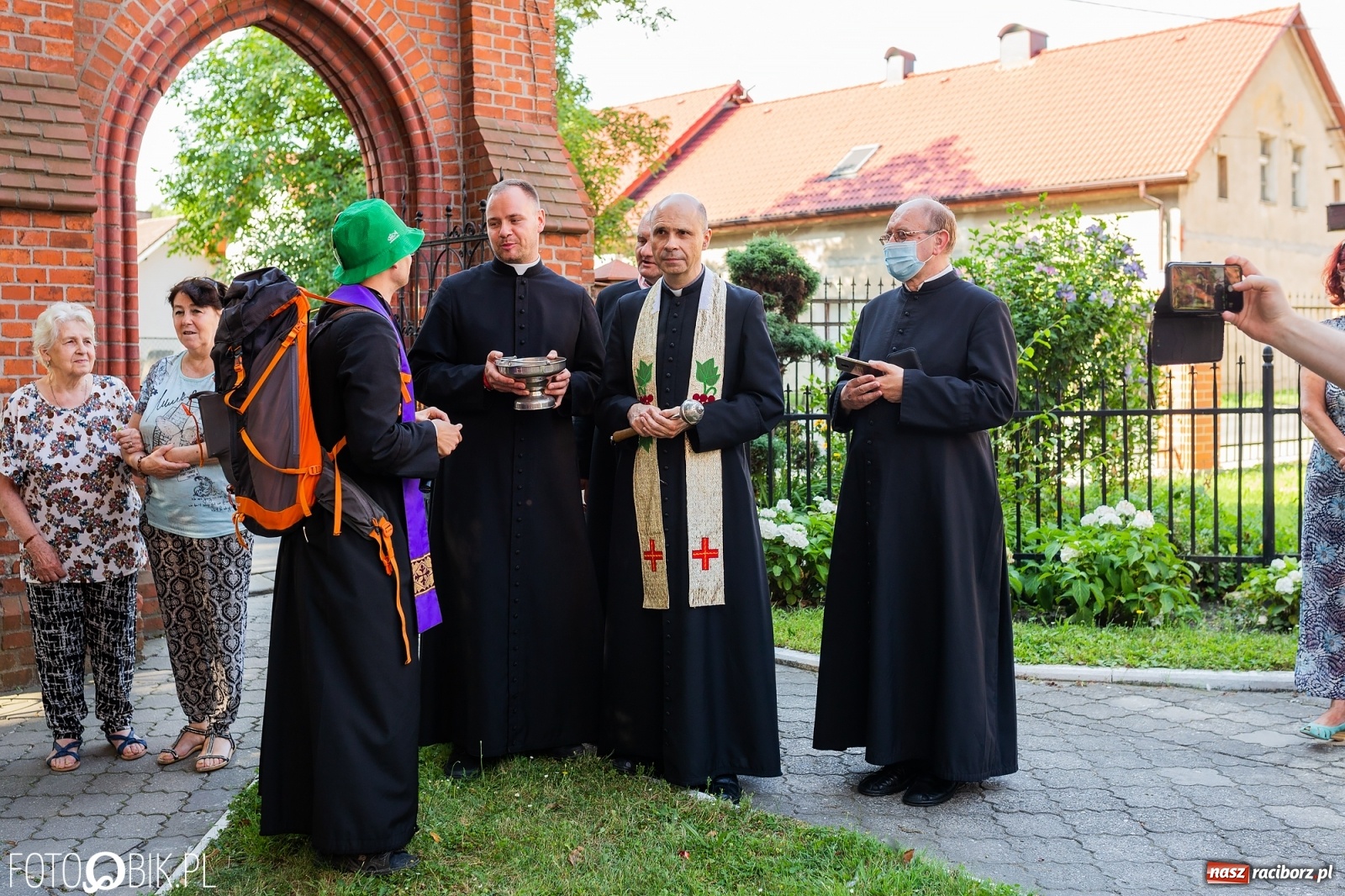 Zdjęcie w galerii na portalu naszraciborz.pl: Raciborska pielgrzymka na Jasną Górę w formie sztafety wiadomości z regionu