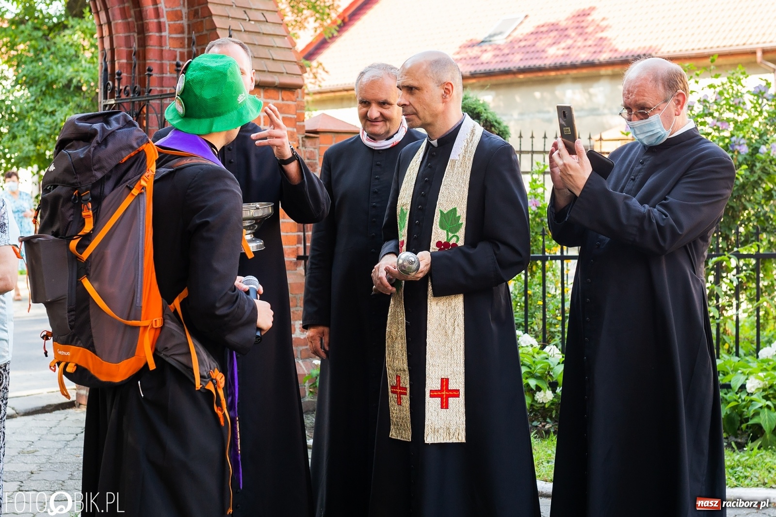 Zdjęcie w galerii na portalu naszraciborz.pl: Raciborska pielgrzymka na Jasną Górę w formie sztafety wiadomości z regionu