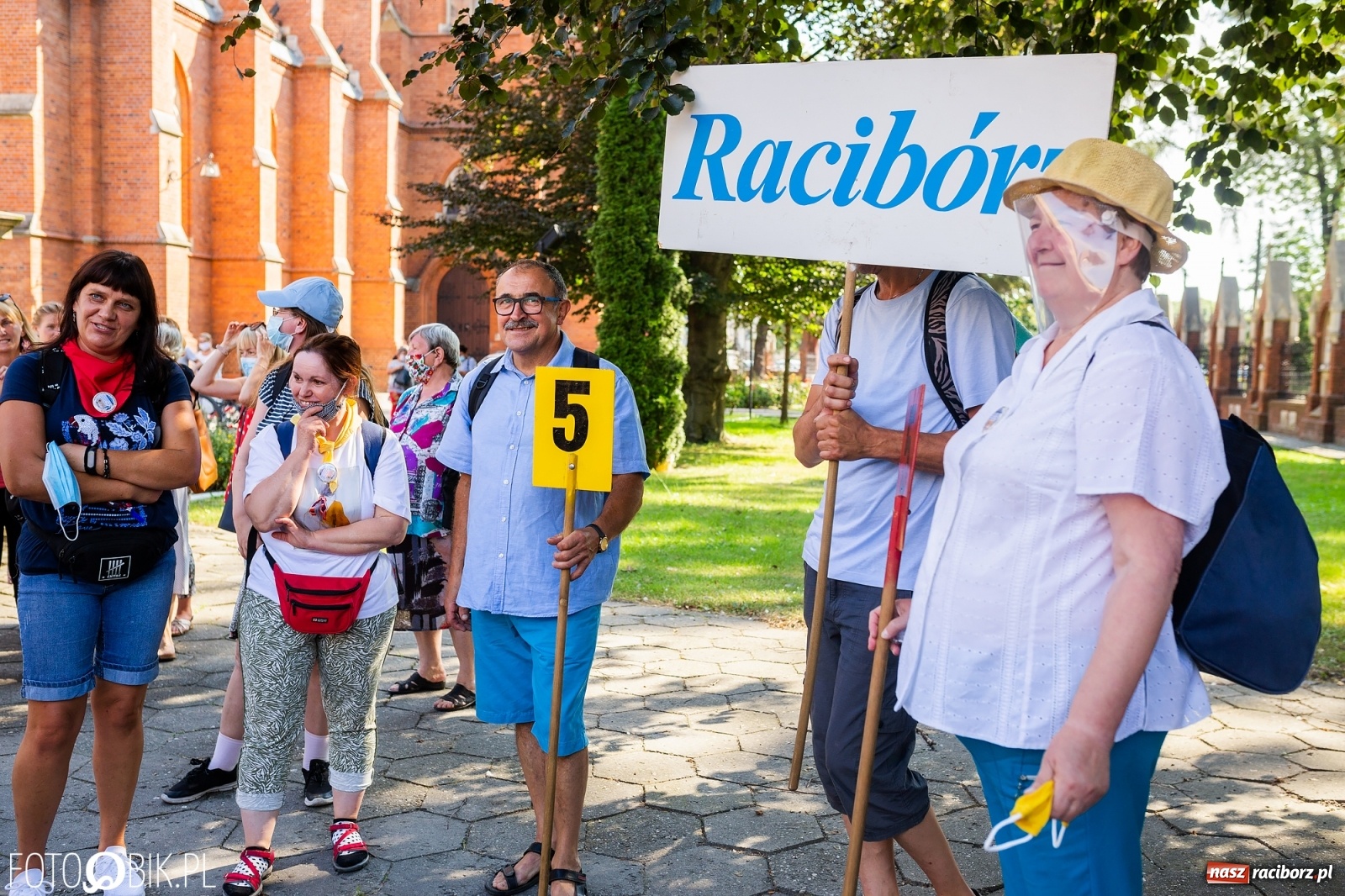 Zdjęcie w galerii na portalu naszraciborz.pl: Raciborska pielgrzymka na Jasną Górę w formie sztafety wiadomości z regionu