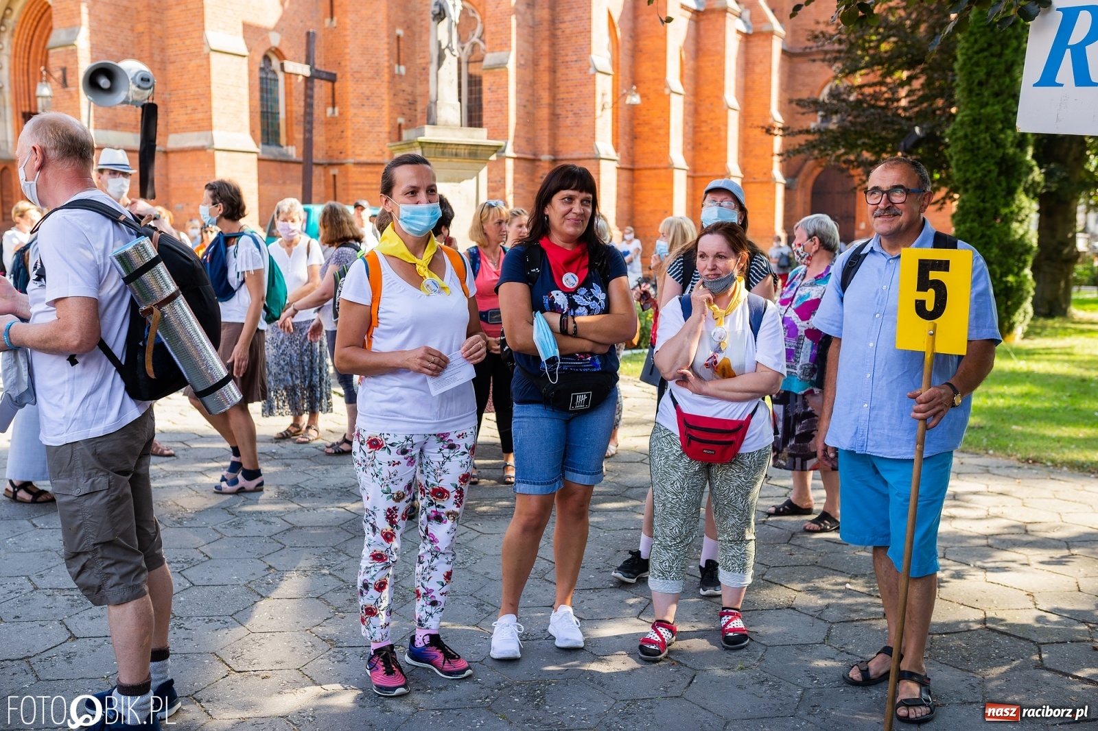 Zdjęcie w galerii na portalu naszraciborz.pl: Raciborska pielgrzymka na Jasną Górę w formie sztafety wiadomości z regionu
