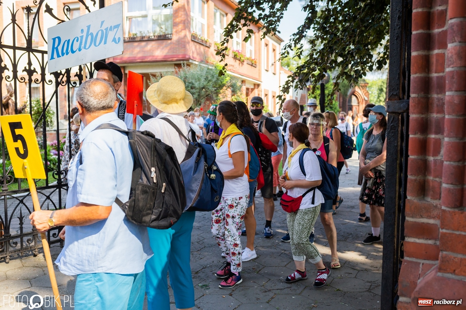 Zdjęcie w galerii na portalu naszraciborz.pl: Raciborska pielgrzymka na Jasną Górę w formie sztafety wiadomości z regionu
