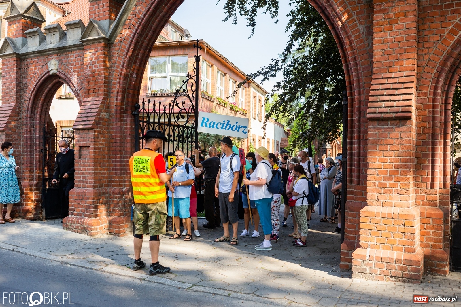 Zdjęcie w galerii na portalu naszraciborz.pl: Raciborska pielgrzymka na Jasną Górę w formie sztafety wiadomości z regionu