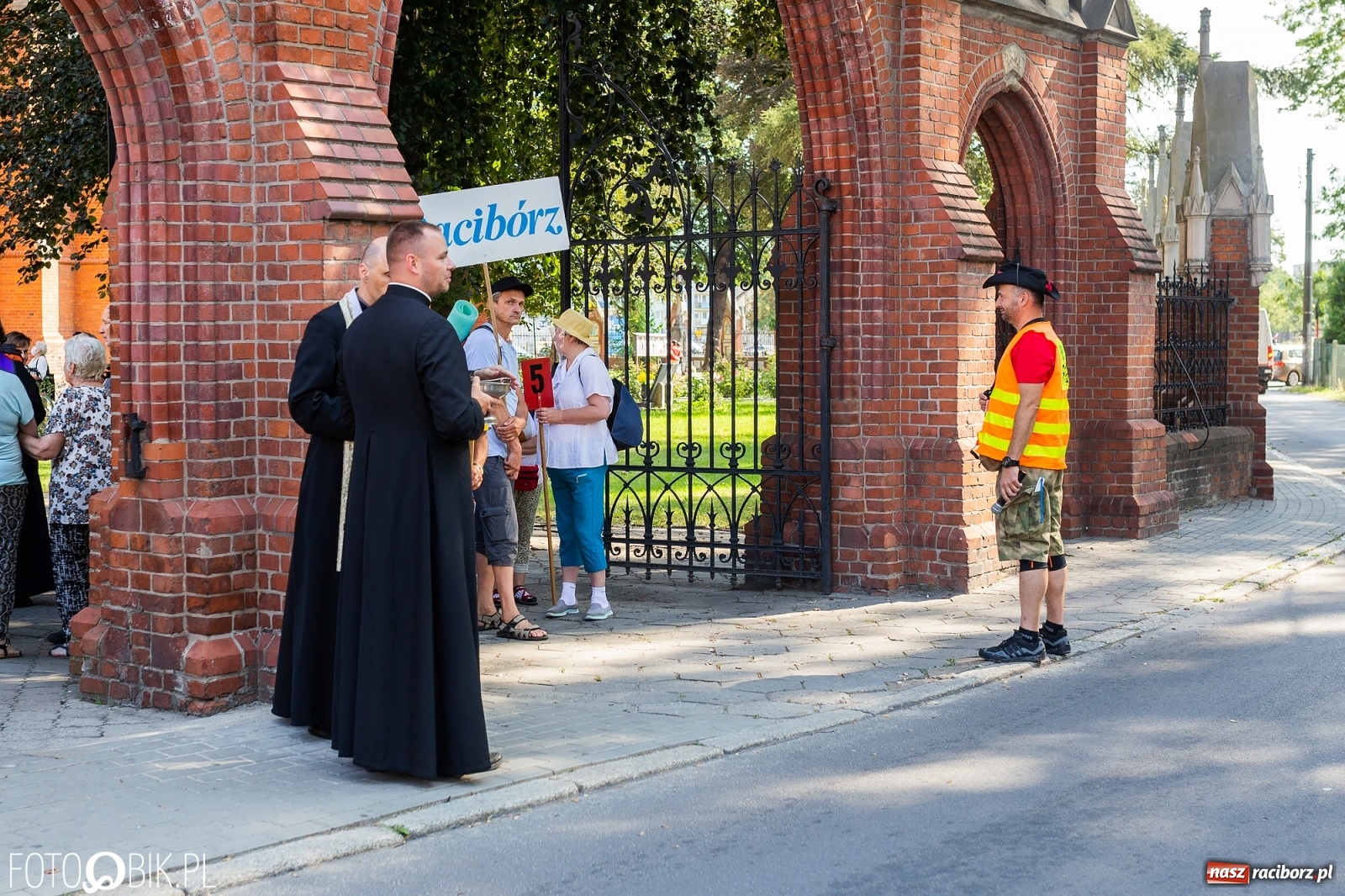 Zdjęcie w galerii na portalu naszraciborz.pl: Raciborska pielgrzymka na Jasną Górę w formie sztafety wiadomości z regionu