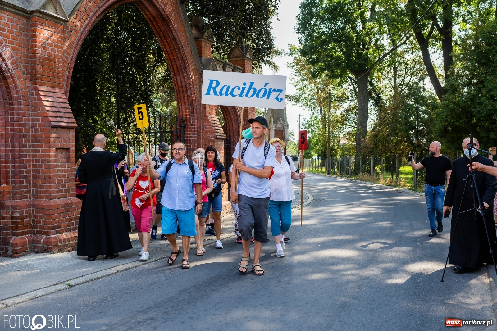 Zdjęcie w galerii na portalu naszraciborz.pl: Raciborska pielgrzymka na Jasną Górę w formie sztafety wiadomości z regionu