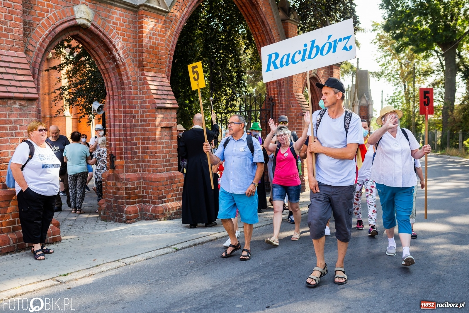 Zdjęcie w galerii na portalu naszraciborz.pl: Raciborska pielgrzymka na Jasną Górę w formie sztafety wiadomości z regionu